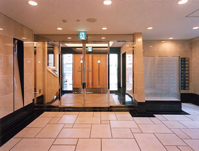 プレサンス難波OCAT前の外観