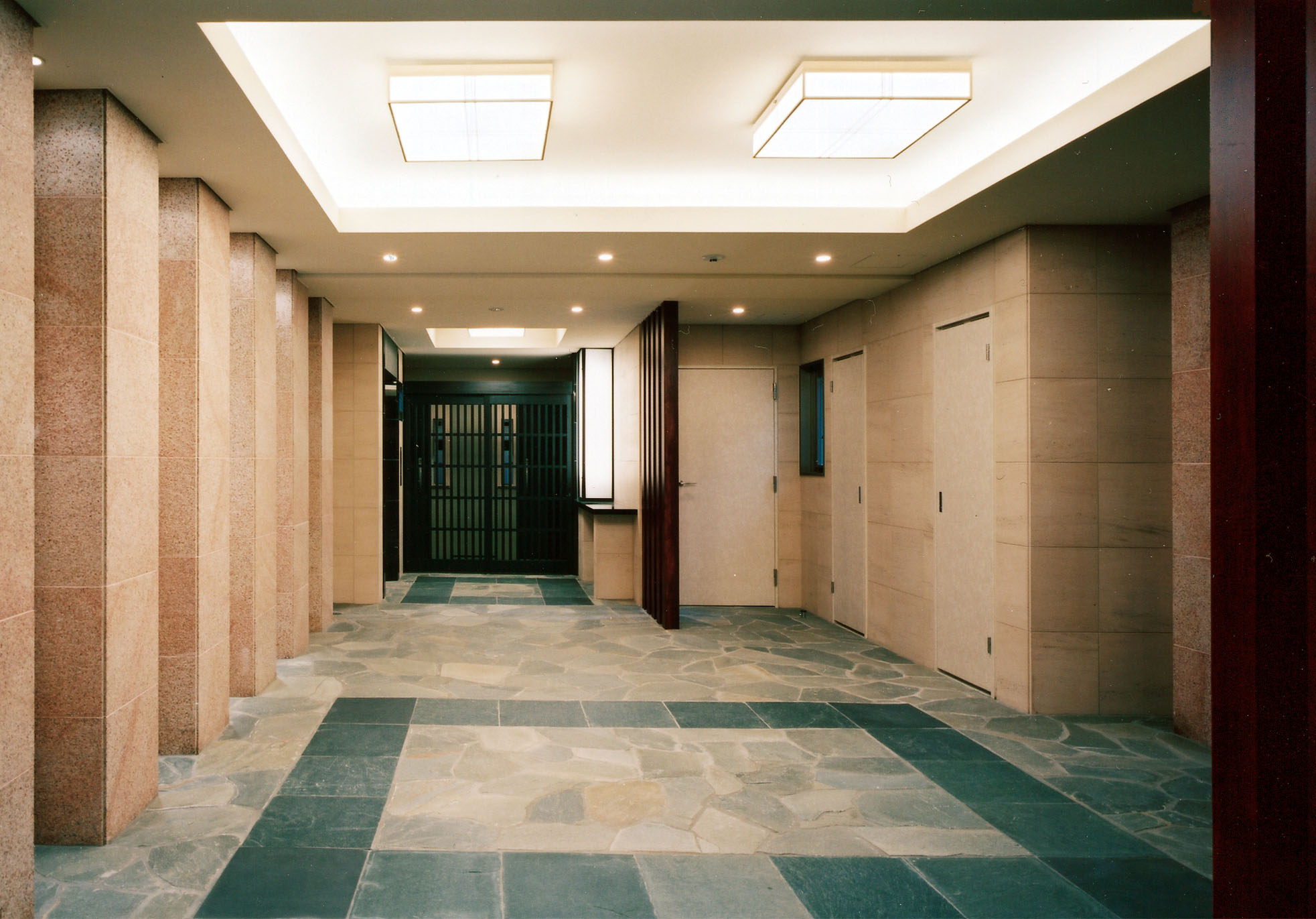 プレサンス京都四条烏丸クロスの外観