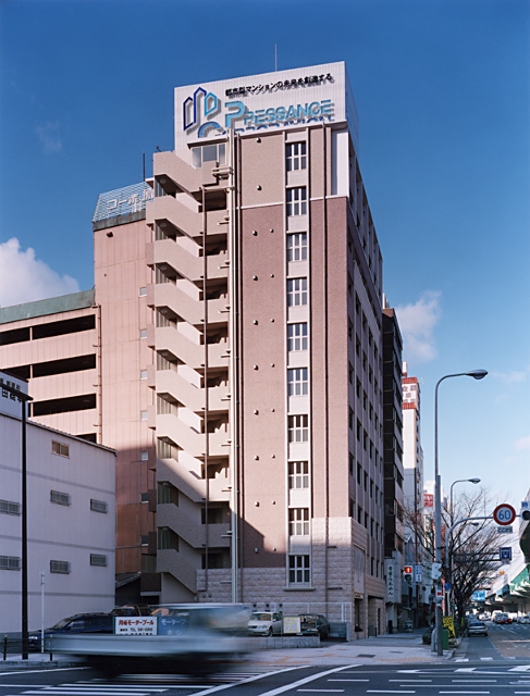 プレサンス難波OCAT前の全景