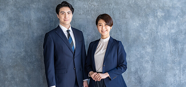 プレサンスグループの総合力のイメージ（スーツ姿の男女2名）