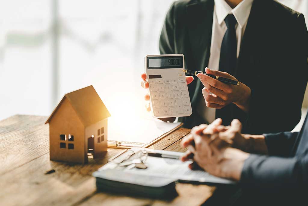 不動産投資ローンの種類やメリットとは？ 借入におすすめな銀行も紹介！